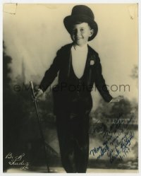 6b386 UNKNOWN SIGNATURE signed 8x10 still 1997 child actor w/ top hat & cane, please help identify!