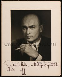 6b064 YUL BRYNNER signed 8x10 photo in signed 11x14 display 1950s smoking portrait of the leading man!