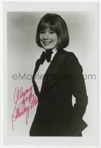 6b437 SHIRLEY MACLAINE signed 5x8 photo 1980s full-length smiling portrait in tuxedo!