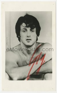 6b439 SYLVESTER STALLONE signed 5x8 photo 1980s barechested portrait of Rocky with arms crossed!