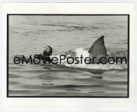 6h002 JAWS deluxe candid 8x10 file photo 1975 crew member rehearses classic scene with shark!