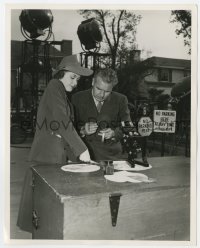 6h521 KID GLOVE KILLER candid deluxe 8x10 still 1942 L.A. Police Captain fingerprints Marsha Hunt!