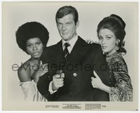 6h562 LIVE & LET DIE 8x10 still 1973 Moore as James Bond between Jane Seymour & Gloria Hendry!
