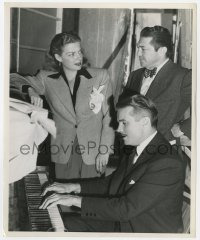 6h687 NORA PRENTISS candid 8x10 still 1947 Ann Sheridan & director by Kent Smith at piano by Lacy!