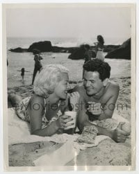 6h742 POSTMAN ALWAYS RINGS TWICE 7.25x9 news photo 1946 Lana Turner & John Garfield relax on beach!