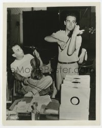 6h772 RHAPSODY candid 8x10.25 still 1954 Vittorio Gassman learns to play violin for his role!