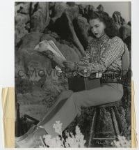 6h911 THUNDER MOUNTAIN candid 7.5x9.25 still 1947 Martha Hyer reading news between scenes by Tolmie!