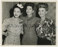 6h968 WHAT A WOMAN candid 8x10 still 1943 Rosalind Russell w/visitors Janet Blair & mom by Gillum!