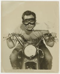6h977 WILD ONE 8x10 still 1953 best portrait of Marlon Brandon wearing goggles on motorcycle!