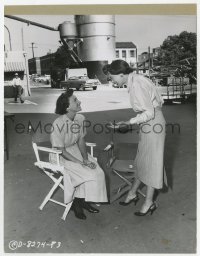 6h990 WOMEN'S PRISON candid 8x10 key book still 1954 Ida Lupino & Phyllis Thaxter on set by Lippman!