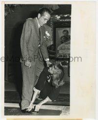 6h438 HUMPHREY BOGART/LAUREN BACALL 8.25x10 news photo 1946 putting footprint at Grauman's Theatre!
