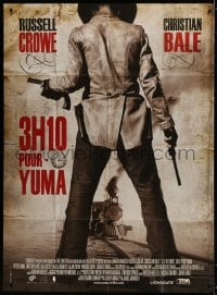 6k520 3:10 TO YUMA French 1p 2008 great image of Ben Foster with guns drawn in front of train!