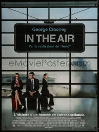 6k964 UP IN THE AIR French 1p 2010 George Clooney, Vera Farminga & Anna Kendrick in airport!