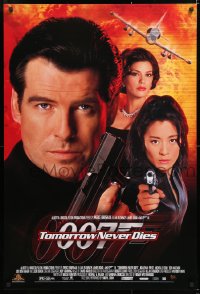 6z029 TOMORROW NEVER DIES 27x40 video poster 1997 Pierce Brosnan as Bond, Yeoh, sexy Teri Hatcher!