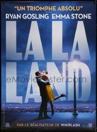 7d345 LA LA LAND teaser French 1p 2017 great image of Ryan Gosling & Emma Stone embracing over city!