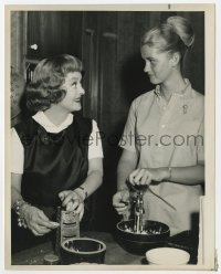 7f177 BETTE DAVIS TV 7.25x9 still 1963 Unsinkable Bette Davis helping daughter Barbara in kitchen!