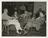 7f558 JOHNNY EAGER candid deluxe 8x10 still 1942 Jack Benny visits Mervyn LeRoy & Mankiewicz on set!