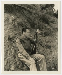 7f791 ROBERT MONTGOMERY deluxe 8x10 still 1930s outdoors with hunting rifle on his day off!
