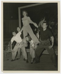 7f796 ROCK HUDSON/TONY CURTIS 8.25x10 still 1950s backstage w/ Janet Leigh & perhaps Piper Laurie!