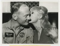7f163 BARBARA EDEN/BUZZ ALDRIN 7.25x9 news photo 1969 the Apollo 11 pilot kissed by TV's Jeannie!