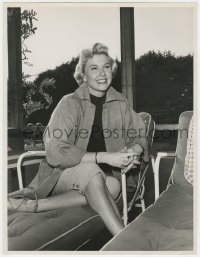 7h158 DORIS DAY deluxe 11x14.25 still 1950s seated portrait outdoors in lounge chair at her home!