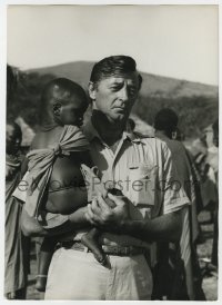 7h318 MISTER MOSES deluxe English 8.75x12 still 1965 Robert Mitchum carrying African child by Penn!