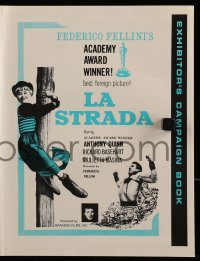 7s311 LA STRADA pressbook R1960s Federico Fellini, Anthony Quinn, Giulietta Masina climbing pole!