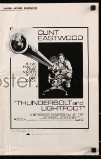 7s548 THUNDERBOLT & LIGHTFOOT pressbook 1974 Jeff Bridges, Clint Eastwood with HUGE gun!