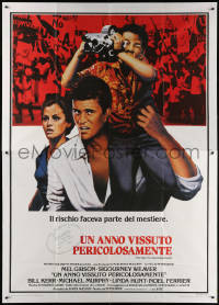7t387 YEAR OF LIVING DANGEROUSLY Italian 2p 1983 Peter Weir, different image of Mel Gibson & Weaver!