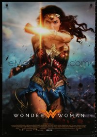 7y651 WONDER WOMAN Italian 1sh 2017 sexy Gal Gadot in costume holding bracer over her face!
