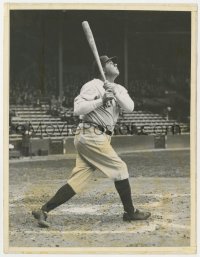 8g118 BABE RUTH 7x9.25 news photo 1932 the New York Yankees baseball legend hitting a home run!