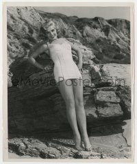 8g548 LIZABETH SCOTT 8.25x10 still 1950s full-length in sexy swimsuit standing on rocky beach!