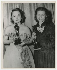 8g672 OLIVIA DE HAVILLAND/CATHY O'DONNELL 8.25x10 still 1947 both with Academy Awards!
