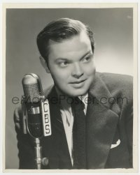 8g687 ORSON WELLES 7.25x9 radio publicity still 1930s youthful portrait by CBS radio microphone!