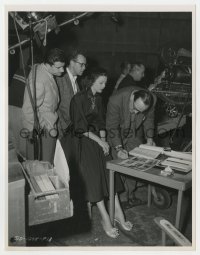 8g699 PAULA candid 8x10 key book still 1952 Loretta Young, director & crew on set by Van Pelt!