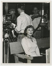 8g761 RIGHT CROSS candid deluxe 8x10 still 1950 June Allyson on set waiting the next camera call!