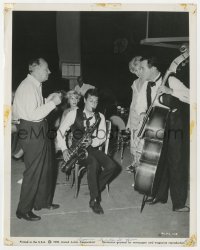 8g847 SOME LIKE IT HOT candid 8x10.25 still 1959 Tony Curtis & Jack Lemmon practicing instruments!