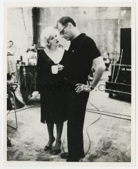 8g845 SOME LIKE IT HOT 8x10 news photo 1959 Marilyn Monroe with husband Arthur Miller on set!