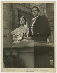 8g989 WUTHERING HEIGHTS 8x10.25 still 1939 c/u of Laurence Olivier & Merle Oberon on balcony!