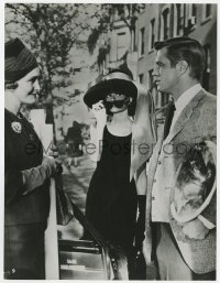 8g157 BREAKFAST AT TIFFANY'S German 7.25 x 9.5 still R1960s Audrey Hepburn between Peppard & Neal!