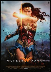 8j796 WONDER WOMAN Italian 1sh 2017 sexy Gal Gadot in costume holding bracer over her face!