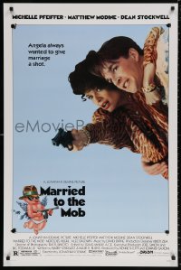 8k787 MARRIED TO THE MOB 1sh 1988 great image of Michelle Pfeiffer with gun & Matthew Modine!