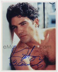 8p777 ANTONIO BANDERAS signed color 8x10 REPRO still 2000s barechested close up leaning on wall!