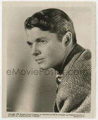 8p381 AUDIE MURPHY signed 8x10 still 1953 great head & shoulders close up wearing suit jacket!