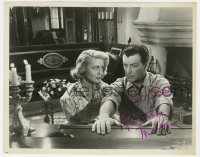 8p433 DOROTHY MALONE signed TV 8x10.25 still R1960s c/u with Robert Taylor in Tip on a Dead Jockey!