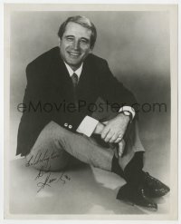 8p960 PERRY COMO signed 8x10 REPRO still 1970s great seated portrait of Mr. Relaxation!