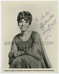 8p633 SHIRLEY BASSEY signed 8x10.25 music publicity still 1960s portrait of the pretty singer!