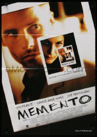 8r425 MEMENTO German 2001 Christopher Nolan, cool completely different image of Guy Pearce!
