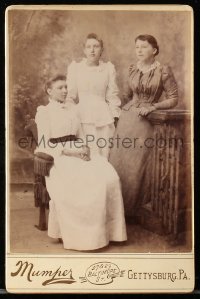 8s064 MUMPER 4x7 cabinet card 1890s portrait of three attractive young women from the Gay Nineties!