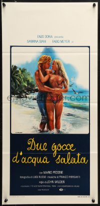 9b805 BLUE ISLAND Italian locandina 1982 Due Gocce D'Acqua Salata, sexy art of couple on beach!